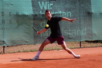 Freiberger Tenniscracks geben sich erneut keine Blöße - Führte sein Team erneut zum klaren Sieg: Michael Mirtchev, Spitzenspieler der SG Freiberg/Chemnitz. Der 30-Jährige hat in dieser Saison bislang kein Match verloren: je 3:0 Einzel- und Doppelsiege stehen beim gebürtigen Plauener zu Buche.