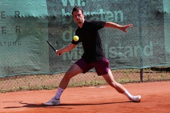 Freiberger Tenniscracks setzen sich an die Tabellenspitze - Echte Verstärkung: Michael Mirtchev ist die neue Nummer 1 des Teams Freiberg/Chemnitz.