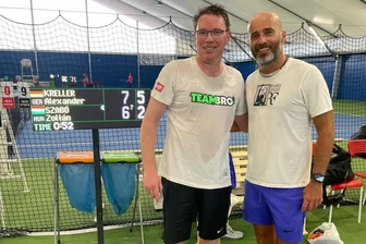 Freiberger Tennisspieler feiert Turniersieg in Ungarn - Triumph in Ungarn: Alexander Kreller mit Finalgegner Zoltan Szabo.