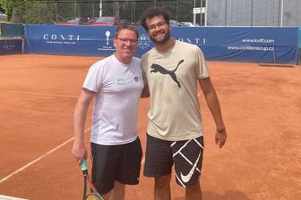 Freiberger Tennisspieler schürft in Karlsbad Silber - Gutes Team: Alexander Kreller (l.) mit seinem Trainingspartner und Betreuer Enrique Berrios vom Freiberger HTC bei den 26. Internationalen Tschechischen Meisterschaften in Karlsbad.