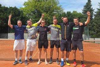 Freiberger Tennisspieler setzt erfolgreiche Sommertour fort - Darf weiter jubeln: Alexander Kreller (2. v. l.), der Kapitän der Tennis-Spielgemeinschaft Freiberg/Chemnitz. Nach dem Regionalliga-Aufstieg mit dem Team sammelte er bei drei internationalen Turnieren Punkte für die Weltrangliste.
