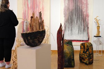 Freiberger Theater: Ausstellung erinnert an Volker Beyer aus Langenau - Werke von Volker Beyer und Claudiu Adrian Toma in der Theatergalerie Freiberg.