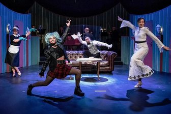Freiberger Theater protestiert gegen Schließung - Die Opernpremiere von "Lauter Verrückte" am Samstagabend in Freiberg war die letzte Premiere vor dem erneuten Lockdown der sächsischen Theater. Oberspielleiterin Judica Semler hatte die Komische Oper von Johann Simon Mayr in der Kammermusikfassung von Fabian Dobler inszeniert. Nach der zweistündigen Vorstellung applaudierten die Zuschauer lange.