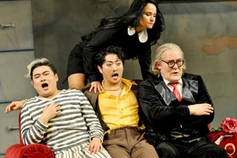 Freiberger Theater startet in besondere Spielzeit - Die Komische Oper "Don Pasquale" - hier eine Szene mit Elias Gyungseok Han (inzwischen in Bremen), Juyoung Mun, Lindsay Funchal und Frank Blees - steht auch in der neuen Spielzeit auf dem Spielplan. 
