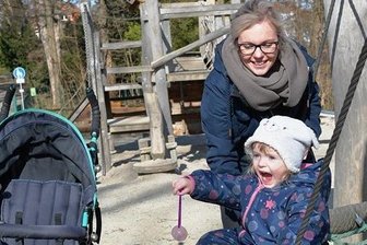 Freiberger Tierpark wieder für alle offen - Kati Gläser und ihre dreijährige Tochter Caroline waren am Mittwoch auf dem Spielplatz am Tierpark anzutreffen.