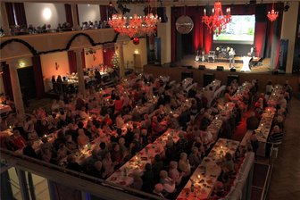 Freiberger Tivoli brechend voll: Senioren feiern Weihnachten - Bei der Seniorenweihnachtsfeier der Wohnungsgenossenschaft Freiberg war das Tivoli am Dienstag voll besetzt.