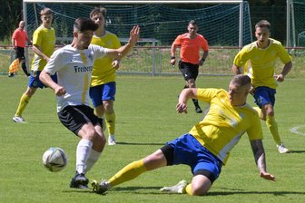 Freiberger Torjäger meldet sich im Mannschaftstraining zurück - Leon Heschel (l.), hier im Punktspiel gegen Mülsen, traf im Test gegen Dresden vom Elfmeterpunkt.