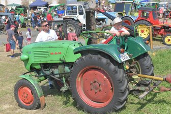 Freiberger Traktorentreffen lockt rund 2000 Technikfreaks nach Zug - Beim Traktortreffen in Zug waren der dreijährige Phil (3) und Papa Mario Korb aus Zug dabei.