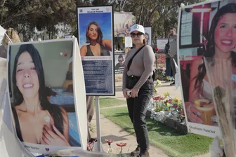 Freiberger treffen Israelis in einem aufgewühlten Land: „Denkt daran, wir Menschen sitzen in einem Boot“ - Rinat aus Freibergs Partnerstadt Ness Ziona auf dem Gelände des Nova Festivals. An die Toten des Massakers durch die Hamas vom 7. Oktober 2023 erinnern zahlreiche Fotos auf dem Festivalgelände.