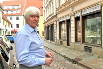 Freiberger Uhrmacher Henning Pätz nach Prozessende: „Jeder Mensch hat eine zweite Chance verdient“ - Uhrmachermeister Henning Pätz wurde im Herbst 2023 in seinem Geschäft in der Freiberger Heubnerstraße überfallen. Der Fall hatte ein juristisches Nachspiel.