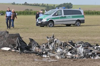 Freiberger und sein Co-Pilot sterben bei Flugzeugabsturz - Halsbrücke. Beim Absturz eines Ultraleichtflugzeuges sind am Montagfrüh im Landkreis Mittelsachsen zwei Menschen ums Leben gekommen.