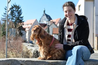 Freiberger Uni: Wärmster Februartag seit Messbeginn 1864 in der Bergstadt - Studentin Anne Gierich genießt mit Cockerspanielhündin Laja (12) die Frühlingssonne in Freiberg.