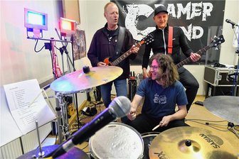 Freiberger Unifest: Cramer Band hat Überraschung parat - Gitarre, Bass und Schlagzeug: Das ist die Cramer Band aus Freiberg. Hier Matthias Reich, Hannes Schmidt und Klaus Borrmann (v. l.) bei einer Probe.