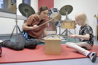 Freiberger Unternehmen unterstützt Elternhilfe für krebskranke Kinder in Leipzig - Die Elterninitiative für krebskranke Kinder bekommt aus Freiberg eine große Spende. Damit kann unter anderem die Musiktherapie für die kleine Malia durch Musiktherapeutin Agata Dlugos finanziert werden.