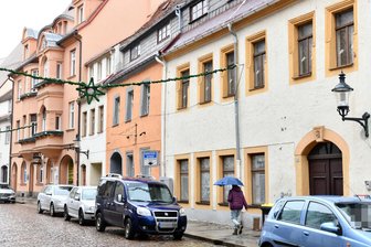 Freiberger Urteil vor dem Landgericht Chemnitz: Warum ein notorischer Schwarzfahrer nun doch nicht in Haft muss - In der Meißner Gasse in Freiberg soll der Angeklagte zwei Männer angefahren haben.
