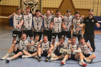 Freiberger Volleyballer bejubeln verspäteten Sprung in die Sachsenliga - Den ersten Satz versemmelt, dann durchgezogen: Die Sachsenligaaufsteiger des 1. VVF.