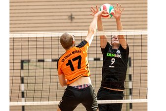 Freiberger Volleyballer schmettern sich an die Spitze der Sachsenklasse - Alle Gegner abgeblockt: Die Freiberger Volleyballer um Kapitän Kai Lammel (r.) feierten am Wochenende zwei Siege in der Sachsenklasse und schafften dann auch zwei Erfolge in der Vorrunde des Sachsenpokals.