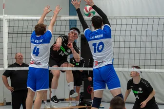 Freiberger Volleyballer verpassen trotz starker Aufholjagd erhofften Doppelsieg - Gegen die L.E. Volleys IV schmetterten sich die Freiberger um Lukas Richter (M.) zu einem klaren 3:0-Sieg.