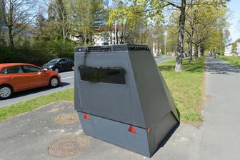 Freiberger Wasserberg: Farbattacke auf Blitzeranhänger – Polizei sucht Zeugen - Das Blitzgerät an der Karl-Kegel-Straße/Forstweg in Freiberg wurde besprüht.