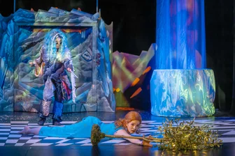 Freiberger Weihnachtspremiere „Das singende klingende Bäumchen“: Von der (Un-)Möglichkeit der Liebe auf Zwang - Szene aus "Das singende klingende Bäumchen". Das Weihnachtsmärchen des Mittelsächsischen Theaters feierte am Freitag Premiere in Freiberg. Im Bild Nele Schweers als Prinzessin Tausendschön und Natalie Renaud-Claus als Troll. Foto: Detlev Müller
