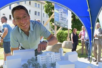 Freiberger Wohnungsgenossenschaft baut erstmals seit über 30 Jahren neu - André Kolmschlag präsentiert stolz das Modell für das Haus der Generationen, für das am Dienstag der Grundstein am Siedlerweg 10 in Freiberg gelegt worden ist. Der Bankbetriebswirt ist sei Jahresbeginn Aufsichtsratsvorsitzender der Wohnungsgenossenschaft Freiberg, die reichlich 5000 Wohnungen hat.