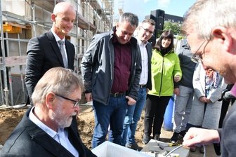 Freiberger Wohnungsgenossenschaft wagt zweiten Neubau trotz Krise - Jürg Kriesten (vorn links) hat als technischer Vorstand der Wohnungsgenossenschaft Freiberg die Leitung des Projekts "Freiberger Garten" übernommen. Hinter ihm steht bei der Grundsteinlegung am Donnerstag Vorstandschef Thomas Buckreus. 
