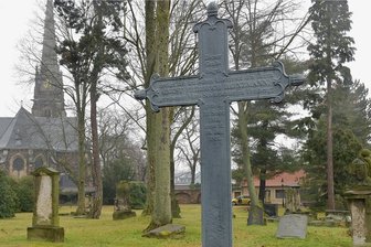 Freiberger wollen Donatsfriedhof wieder eröffnen - Der Donatsfriedhof in Freiberg mit seinen fast 64 Hektar Fläche ist, wie das Foto zeigt, geprägt von historischen Grabmalen. Viele Persönlichkeiten der Stadt ruhen dort, etwa Friedrich Heinrich Wilhelm von Trebra (1740 bis 1819), sächsischer Oberberghauptmann und Freund Goethes.