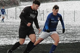 Freiberger zeigen viel Moral bei Stahl - Schwieriges Geläuf: Lukas Böhme vom BSC Freiberg kämpfte beim Schnee-Spiel in Riesa mit seinem Team aufopferungsvoll.