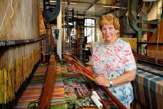 Freiberger zu Besuch bei Bundespräsident Steinmeier: Vom Textilmuseum ins Schloss Bellevue - Gisela Rabe im vergangenen Sommer an den historischen Webstühlen im Textil- und Rennsportmuseum.