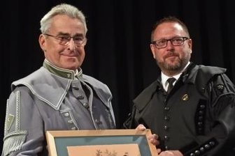 Freiberger zum Hüttenmeister ernannt - Der Freiberger Franz-Peter Kolmschlag (l.) wurde zum Hüttenmeister ernannt. Landesvorsitzender Ray Lätsch überreichte ihm die Ernennungs- und Ehrenurkunde.