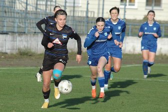 Freibergerin im Trikot von Hertha BSC: „Der Fußball bestimmt mein Leben“ - Gebrauchter Tag in Magdeburg: Johanna Seifert (l.) musste mit Hertha BSC beim 1:1 in Sachsen-Anhalt die Tabellenführung nach einer Woche wieder abgeben. Am Samstag steigt das nächste Spitzenspiel gegen RB Leipzig II.