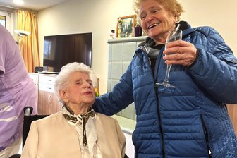 Freibergs älteste Bürgerin feiert 105. Geburtstag. Wie gelingt es, so alt zu werden? - Ein Gläschen in Ehren: Käthe Schaffrahn feiert ihren 105. Geburtstag - und wird von Marianne Weigel beglückwünscht, eine alte Freundin aus ihrer Zeit in Halsbrücke.