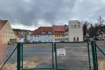 Freibergs Altstadt verliert Anwohnerparkplatz – was kommt als Nächstes? - Der Parkplatz an der Wasserturmstraße/Ecke Aschegasse in Freiberg ist kein Anwohnerparkplatz mehr.