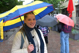 Freibergs Altstadt wird zum Laufsteg für Regenschirme – und wo bekommt man einen Hingucker? - Schülerin Amelie Kreller sagt: „Ich habe mir am Morgen einen Schirm aus dem Schirmständer in unserem Hotel geschnappt und bin zum Gymnasium gelaufen. Das war eine große Hilfe“.