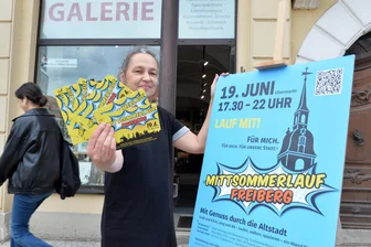 Freibergs außergewöhnlichste Stadtführung: Hier gibt‘s Tipps und Tickets - Galerie Koch am Obermarkt in Freiberg: Inhaberin Katrin Steinert verkauft hier Starttickets für den Mittsommerlauf.