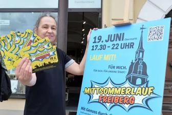Freibergs außergewöhnlichste Stadtführung: Hier gibt‘s Tipps und Tickets - Galerie Koch am Obermarkt in Freiberg: Inhaberin Katrin Steinert verkauft hier Starttickets für den Mittsommerlauf.
