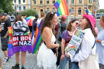 Freibergs CSD: Parade für Respekt und Toleranz - Zwischen 550 und 750 Menschen demonstrierten am Samstag beim CSD in Freiberg für mehr Vielfalt und Akzeptanz.