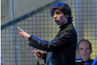 Freibergs Erster Kapellmeister dirigiert in Stuttgart die „Zauberflöte“ - José Luis Gutiérrez, Erster Kapellmeister am Mittelsächsischen Theater, hier beim Musical „Jesus Christ Superstar“ 2023 in Freiberg, gibt gerade ein Gastspiel in Stuttgart.