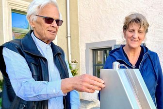 Freibergs erster Trinkbrunnen funktioniert auf Knopfdruck - Anwohner Dr. Horst Richter spendete Dreiviertel der Baukosten des Trinkbrunnens, Simone Lohse vom Freiberger Tiefbauamt betreute die Aufstellung.