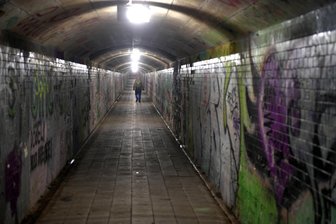 Freibergs Gruseltunnel am Bahnhof wird zum Instagram-Star - jetzt kommt auch mehr Licht ins Dunkel - Neue Lampen bringen mehr Licht ins Dunkel des Fußgängertunnels am Freiberger Bahnhof.
