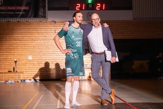Freibergs Handball-Manager: „Wir können wirtschaftlich keinen Blödsinn machen“ - HSG-Manager Stefan Lange (r.) zusammen mit Kapitän Adrian Kammlodt, der beim letzten Heimspiel verabschiedet wurde.