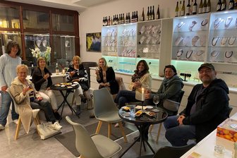 Freibergs „Ladengeflüster“: Ein Abend voller Geschichten und Genüsse - Silke Wolf vom Geschäft „Stein und Wein“ in der Freiberg mit den „Ladengeflüster“-Gästen.