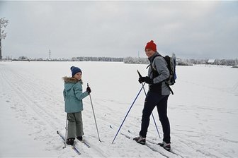 Freibergs neue Loipe im Test: Auf Langlaufski vom Wasserberg zum Waldbad - Michael Rosch aus Freiberg und seine achtjährige Tochter Luise haben die neue Loipe getestet. Los ging es am Platz der Einheit am Wasserberg. Die Strecke führt im Kreis zum Waldbad und je nach Schneelage durch den Wald weiter. 