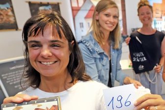 Freibergs neue Stadtschokolade mit Salz und Karamell - Naima Bouzoubaa, City-Managerin Nicole Schimpke und Tourismus-Sachgebietsleiterin Babett Erler mit der neuen Kreation der Freiberger Stadtschokolade. 