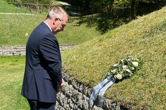 Freibergs OB Sven Krüger in der Gedenkstätte Flossenbürg: „Es gab eine schmerzliche Verbindung zwischen unseren beiden Städten“ - In der Gedenkstätte Flossenbürg legte Freibergs OB Sven Krüger einen Kranz nieder.