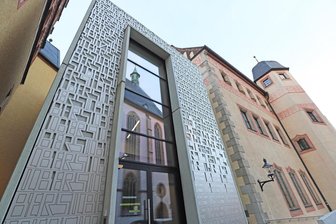 Freibergs Silberbau vor der Eröffnung: Nach sechs Jahren ist der Lückenschluss am Stadt- und Bergbaumuseum vollendet - Im fertigen Lückenbau des Stadt- und Bergbaumuseums Freiberg spiegelt sich der Dom St. Marien.