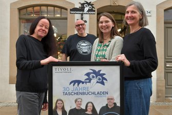 Freibergs Taschenbuchladen: 30 Jahre Leidenschaft für Literatur und Kultur - Der Taschenbuchladen in der Burgstraße Freiberg feiert 30-jähriges Bestehen. Inhaberin Heike Wenige mit ihrem Team Jens Kahrsch, Josephine Ehret-Strößner und Martina Gehlhaus (v. l.).