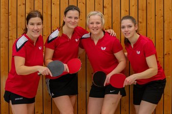 Freibergs Tischtennis-Damen kämpferisch: „Wir geben den Kampf um den Klassenerhalt auf keinen Fall auf“ - Trotz des letzten Platzes guter Dinge: die Tischtennis-Damen des SV Saxonia Freiberg mit Simone Röstel, Paula Uhlig, Sandra Stenzel und Alexandra Uhlig (v. l.), die sich für die Rückrunde durchaus noch etwas ausrechnen.