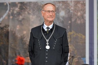 Freibergs Vizebürgermeister Reuter und der 2G-Vergleich: Vier Ratsfraktionen wollen Abwahlantrag stellen - Baubürgermeister Holger Reuter (CDU) - hier bei der Großen Bergparade zum diesjährigen Bergstadtsommer in Freiberg - droht ein Abwahlverfahren.