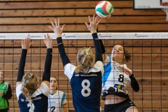 Freibergs Volleyballerinnen verlieren Spitzenkampf gegen Wildenfels - Die Freibergerinnen um Sabrina Salzer (r.) konnten nur einen Teilerfolg am Samstag feiern. Gegen Wildenfels mussten sie zwei Punkte abgeben.